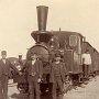 Theodor Jansson framför sitt lokomotiv tillsammans med lokpersonalen